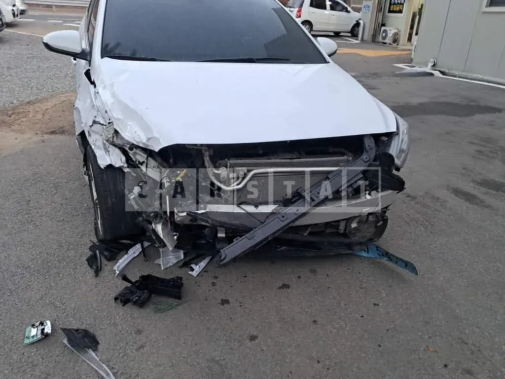 Photo 2 of 17: 2018 Hyundai IONIQ Electric, VIN KMHC051HFKU032399 — Korean insurance auction