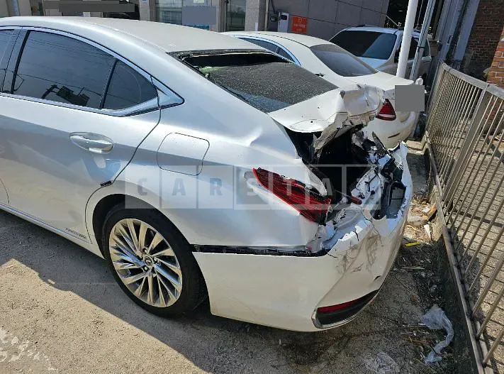 Photo 2 of 21: 2020 Lexus ES300h, VIN JTHBA1C19M2001155 — Korean insurance auction