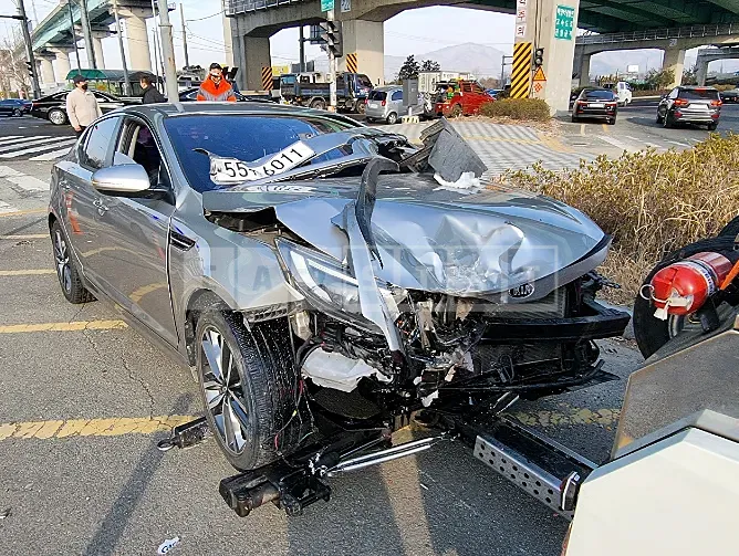 Photo 2 of 12: 2015 Kia K5, VIN KNAGN418BFA542748 — Korean insurance auction