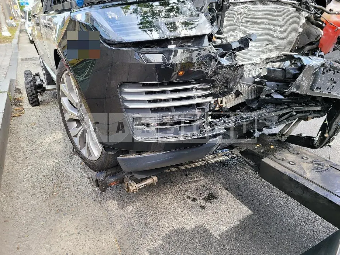 Photo 2 of 36: 2021 Land Rover Range Rover D350, VIN SALGA2BW2NA459517 — Korean insurance auction