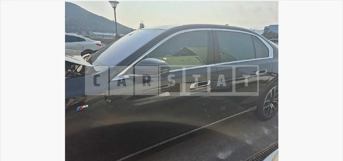 Photo 2 of 28: 2023 BMW 740i xDrive — Korean insurance auction