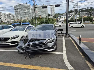 Photo 1 of 26: 2022 Mercedes-Benz E250, VIN W1KZF4FB0NB045527 — Korean insurance auction