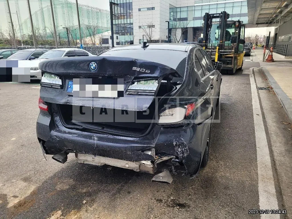 Photo 2 of 38: 2022 BMW 530e, VIN WBA51AG04NCJ65972 — Korean insurance auction