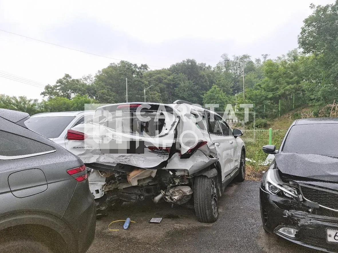 Photo 2 of 9: 2019 Hyundai Santa Fe, VIN KMHS381CBKU162453 — Korean insurance auction