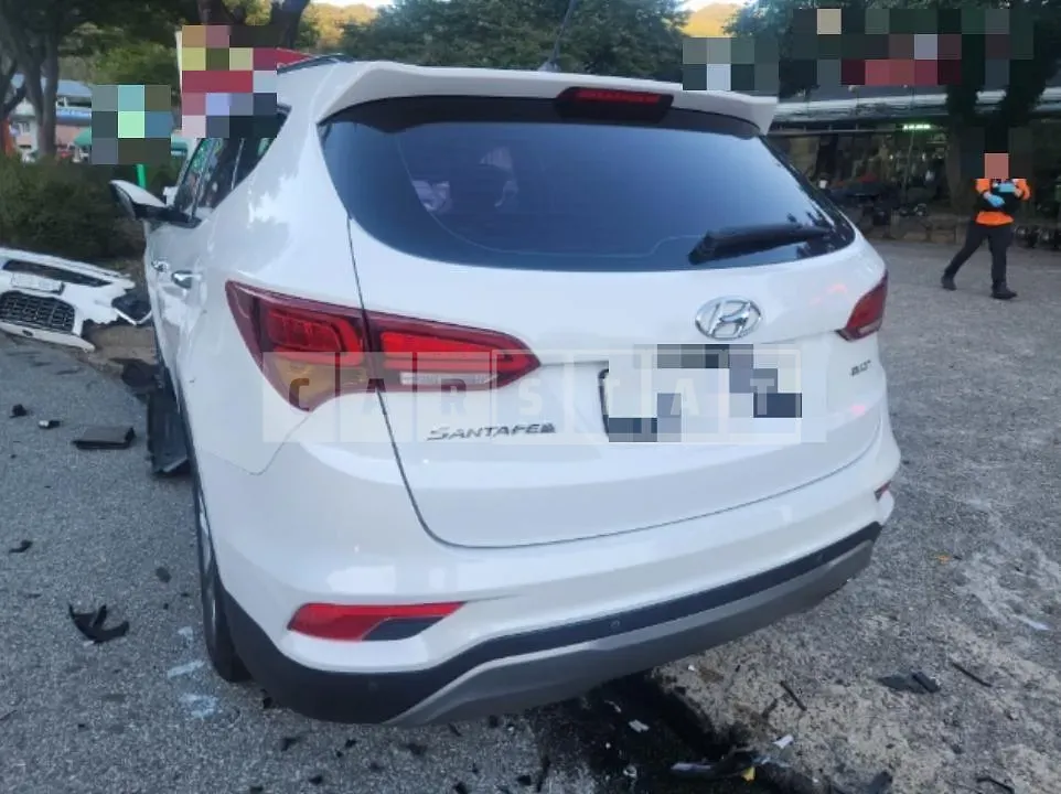 Photo 2 of 5: 2016 Hyundai Santa Fe DM, VIN KMHSW81UBGU645864 — Korean insurance auction