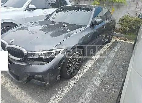 Photo 2 of 10: 2021 BMW 320i — Korean insurance auction