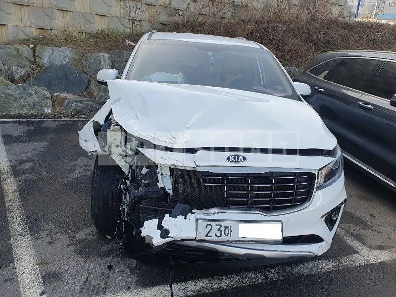 Photo 2 of 34: 2019 Kia Carnival, VIN KNAMB81ABKS556683 — Korean insurance auction