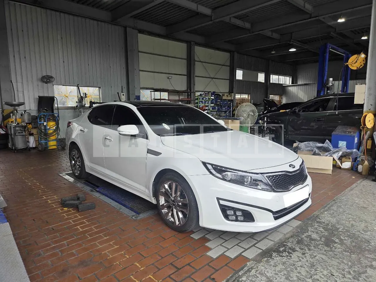 Photo 2 of 10: 2015 Kia K5, VIN KNAGN419BFA660044 — Korean insurance auction