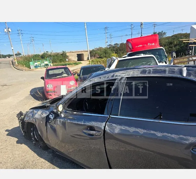 Photo 2 of 23: 2017 Lexus IS300, VIN JTHBA5D24J5065421 — Korean insurance auction