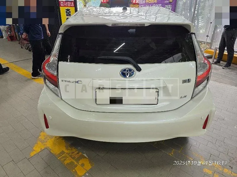 Photo 2 of 12: 2018 Toyota Prius C — Korean insurance auction