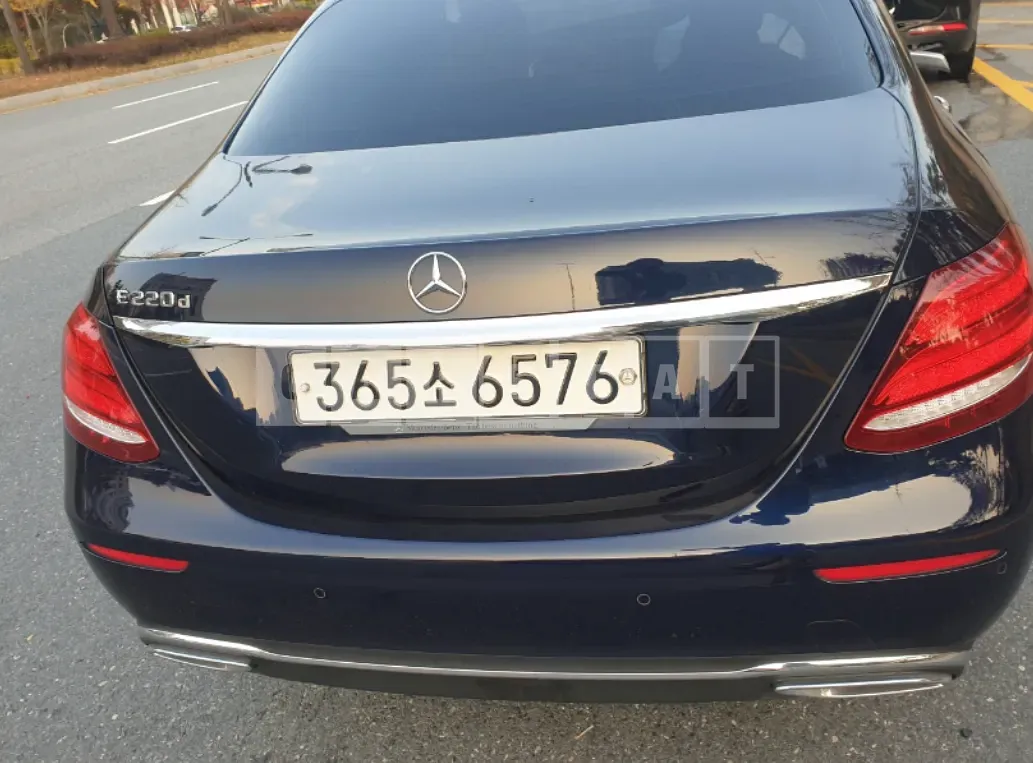 Photo 2 of 11: 2020 Mercedes-Benz E220 d, VIN W1KZF0EB2LA773380 — Korean insurance auction