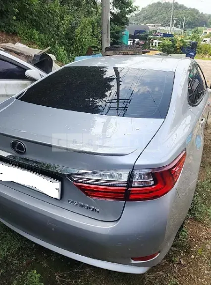 Photo 2 of 33: 2017 Lexus ES300h, VIN JTHBW1GG3H2136380 — Korean insurance auction