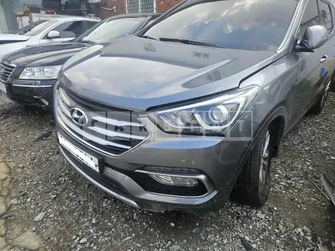 Photo 2 of 13: 2017 Hyundai Santa Fe, VIN KMHSW81UBHU766565 — Korean insurance auction