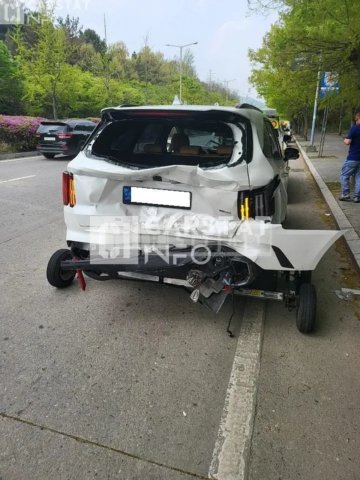 Photo 2 of 4: 2022 Kia Sorento, VIN KNARL81GBNA106902 — Korean insurance auction