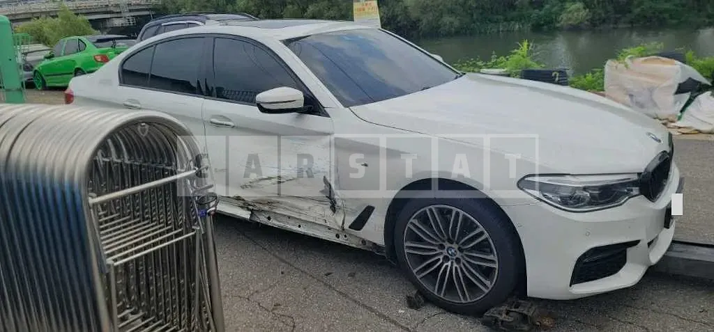 Photo 2 of 9: 2017 BMW 530d, VIN WBAJC9102HG471470 — Korean insurance auction