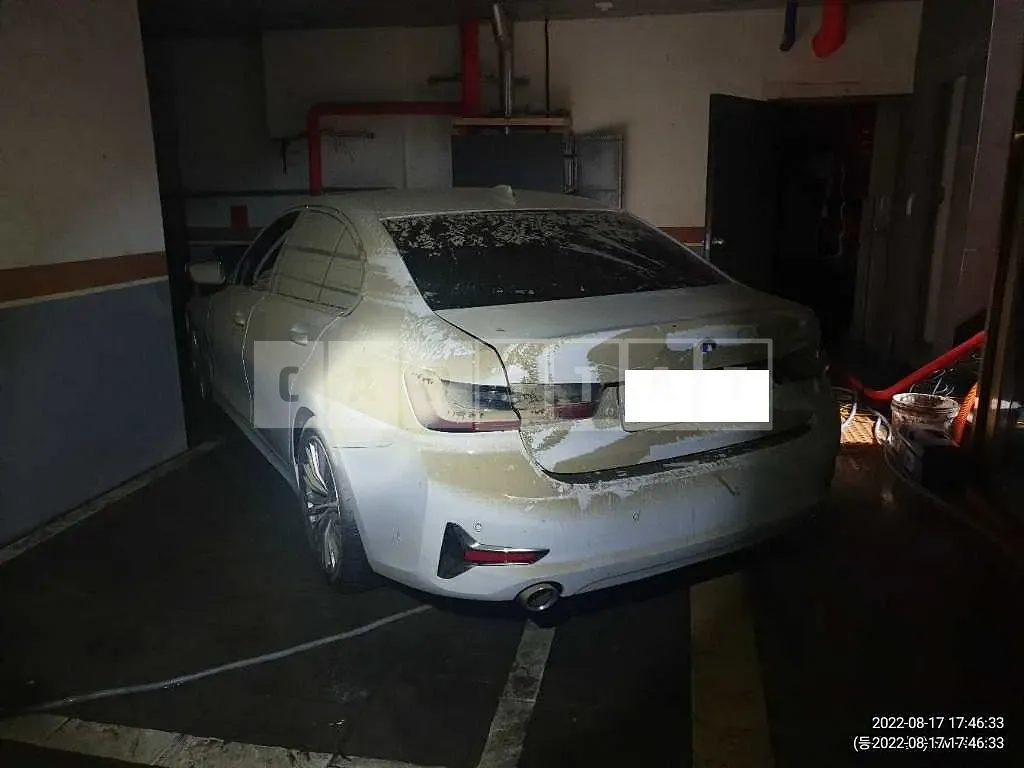 Photo 2 of 17: 2021 BMW 320i, VIN WBA5X5109MFL49476 — Korean insurance auction