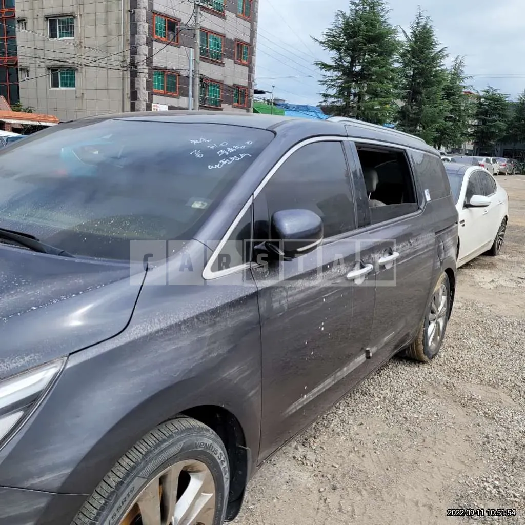Photo 2 of 9: 2017 Kia Carnival, VIN KNAME811BHS317719 — Korean insurance auction