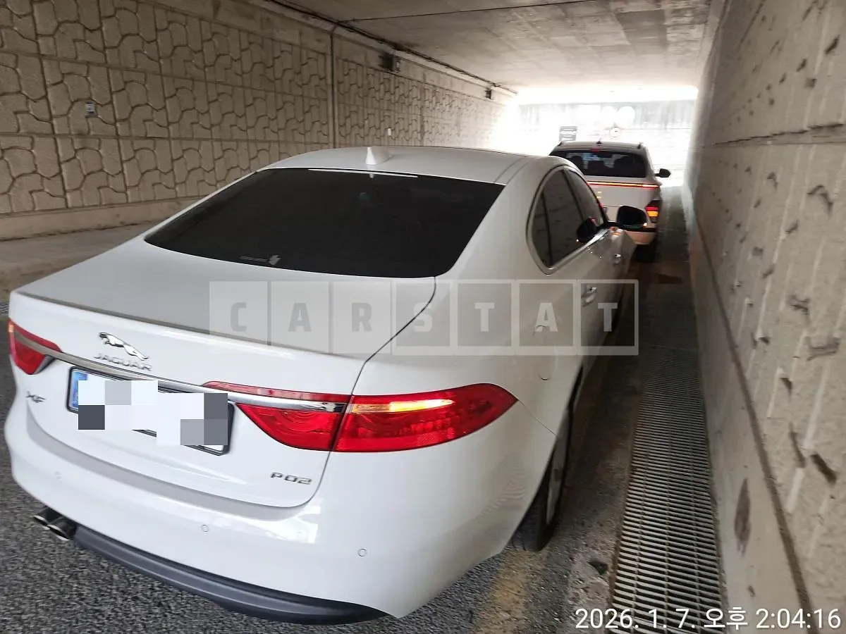 Photo 2 of 7: 2017 Jaguar XF 20d — Korean insurance auction