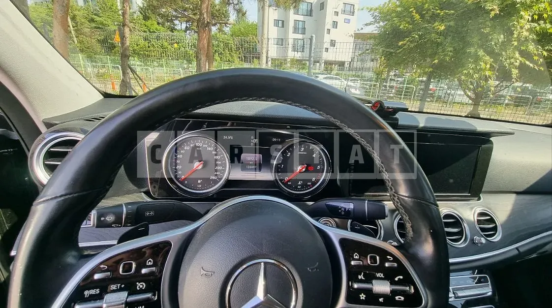 Photo 2 of 10: 2018 Mercedes-Benz E220 d — Korean insurance auction