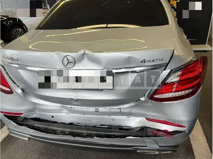 Photo 2 of 17: 2017 Mercedes-Benz E220d 4Matic, VIN WDDZF0FBXHA254115 — Korean insurance auction