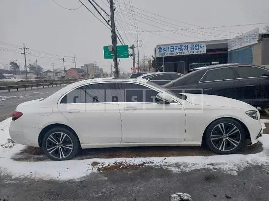 Photo 2 of 29: 2021 Mercedes-Benz E250, VIN W1KZF4FB6MA981298 — Korean insurance auction
