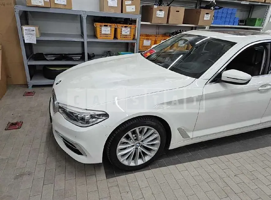 Photo 2 of 29: 2020 BMW 530i Luxury — Korean insurance auction