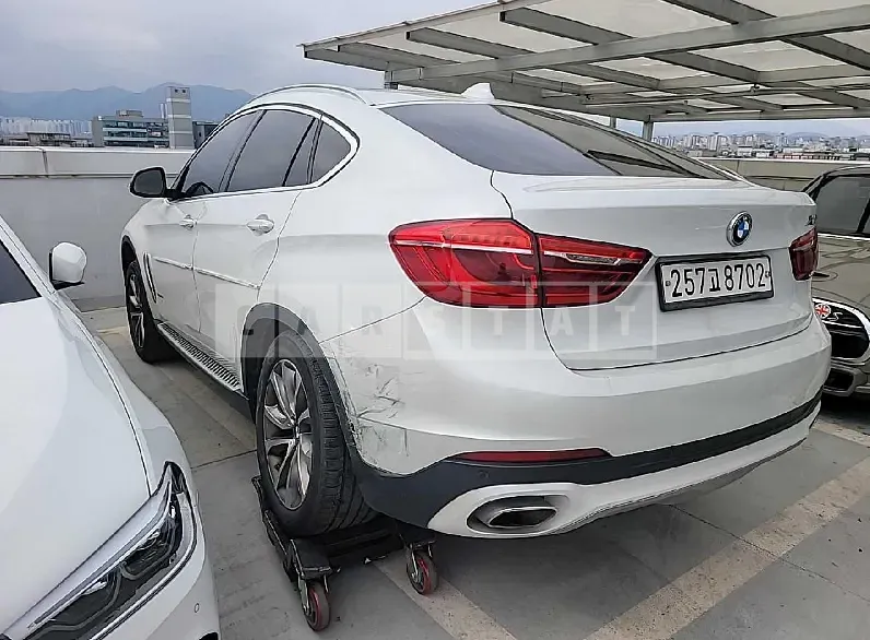 Photo 2 of 8: 2017 BMW X6 xDrive 30d, VIN WBAKV2103H0V42352 — Korean insurance auction