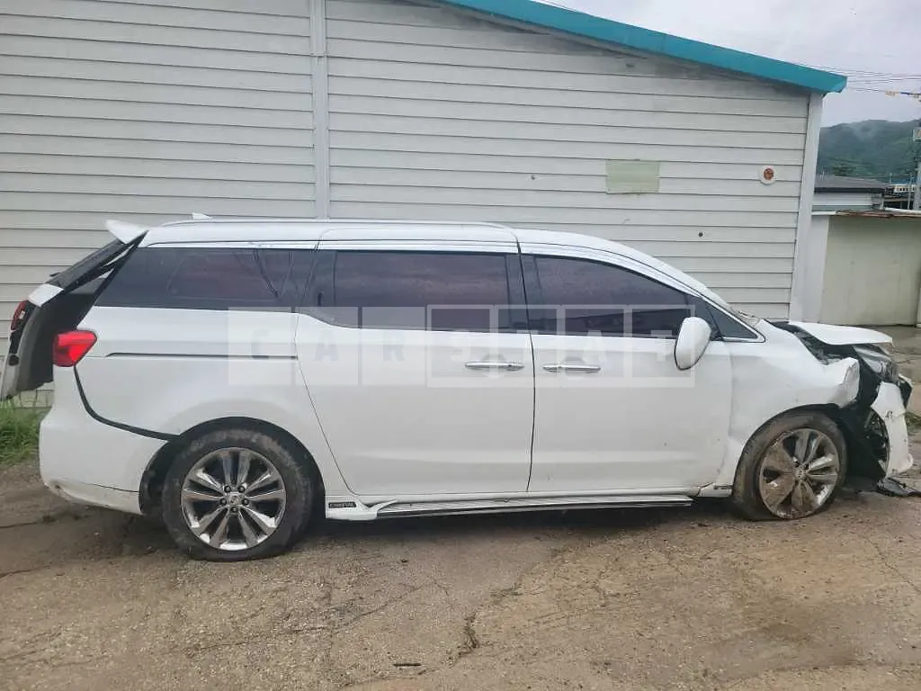 Photo 2 of 8: 2017 Kia Carnivals — Korean insurance auction