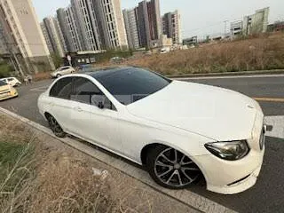 Photo 2 of 19: 2017 Mercedes-Benz E300, VIN WDDZF4JBXHA150237 — Korean insurance auction