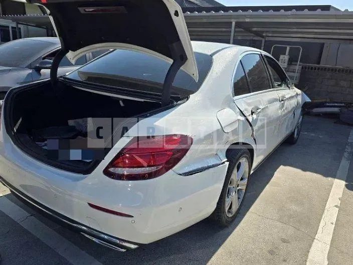 Photo 2 of 6: 2017 Mercedes-Benz E200 — Korean insurance auction