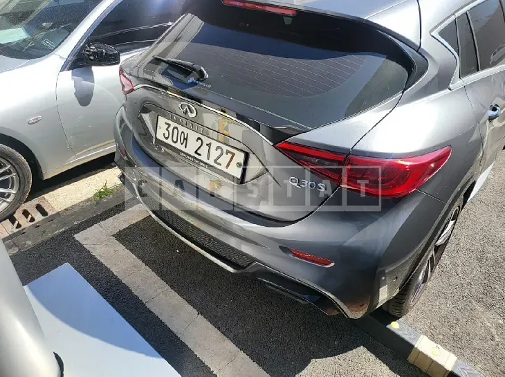 Photo 2 of 19: 2017 Infiniti Q30, VIN SJKCH53EXHA047744 — Korean insurance auction