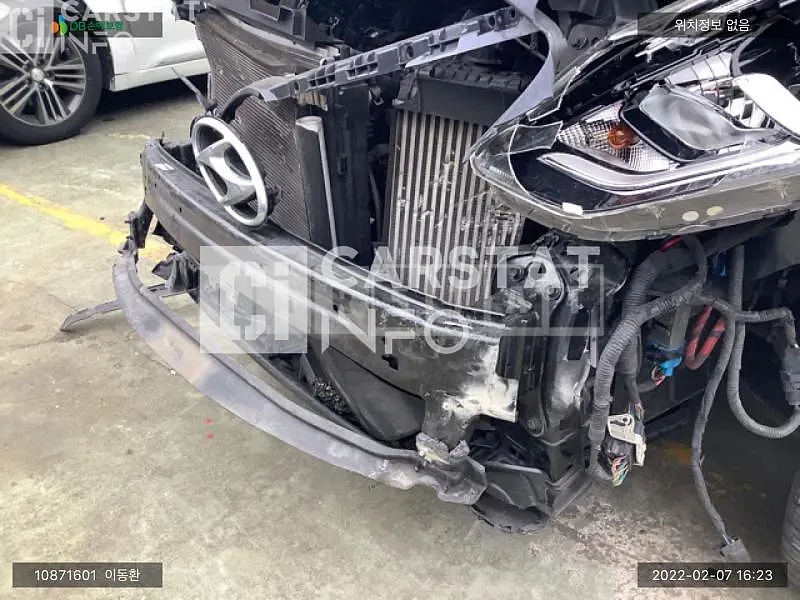 Photo 2 of 21: 2017 Hyundai Santa Fe, VIN KMHSW81UBJU785218 — Korean insurance auction