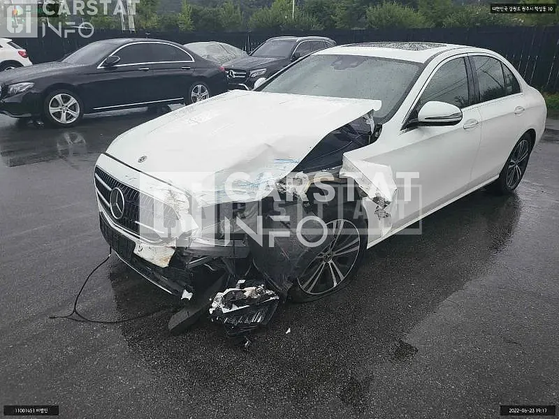 Photo 2 of 19: 2020 Mercedes-Benz E250, VIN W1KZF4FB0MA884002 — Korean insurance auction