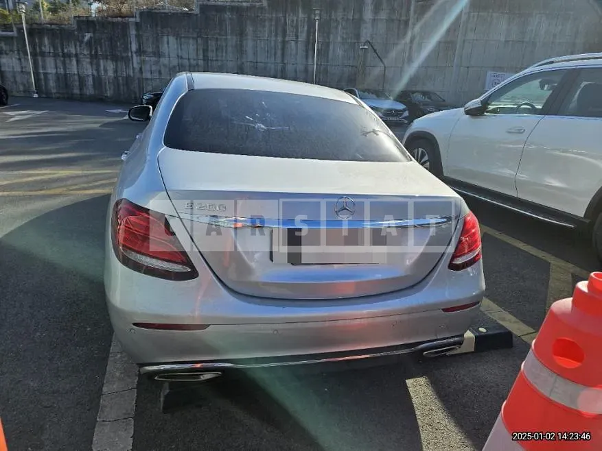 Photo 2 of 12: 2017 Mercedes-Benz E200 — Korean insurance auction