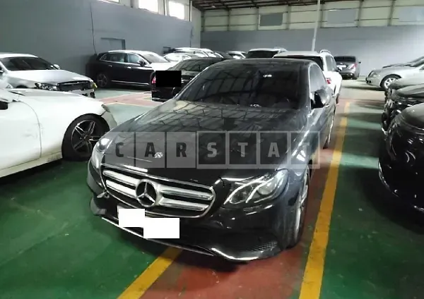Photo 2 of 33: 2018 Mercedes-Benz E 200, VIN WDDZF4CB8JA328486 — Korean insurance auction