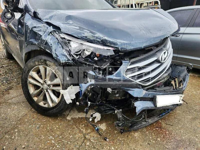 Photo 2 of 8: 2017 Hyundai Santa Fe, VIN KMHSW81UBJU775266 — Korean insurance auction