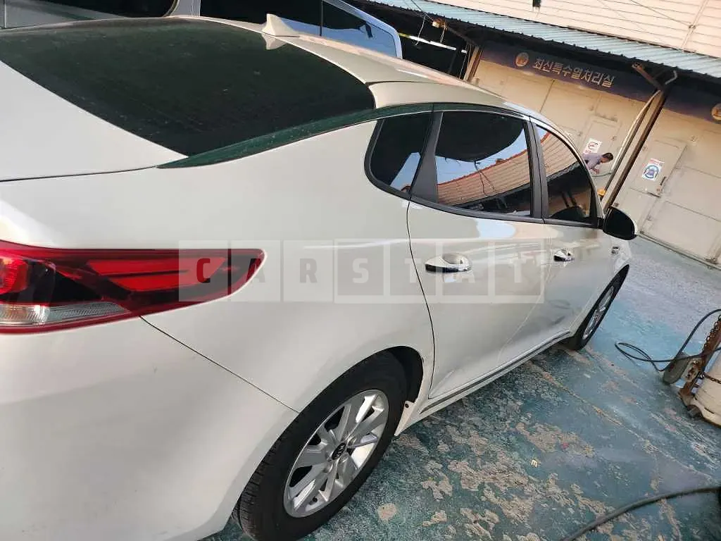 Photo 2 of 32: 2017 Kia K5, VIN KNAGS416BHA127187 — Korean insurance auction