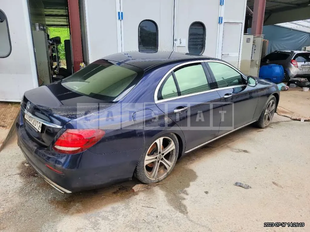 Photo 2 of 13: 2019 Mercedes-Benz E 300, VIN WDDZF4JB2KA699325 — Korean insurance auction
