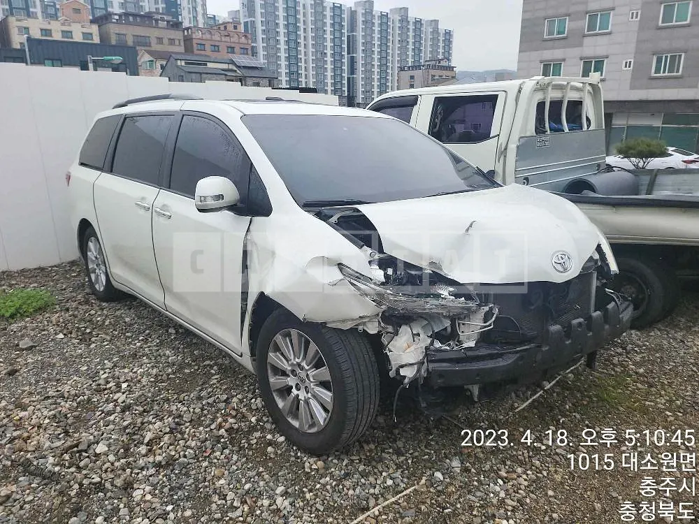 Photo 2 of 47: 2015 Toyota Siena, VIN 5TDYK3DC5FS605303 — Korean insurance auction