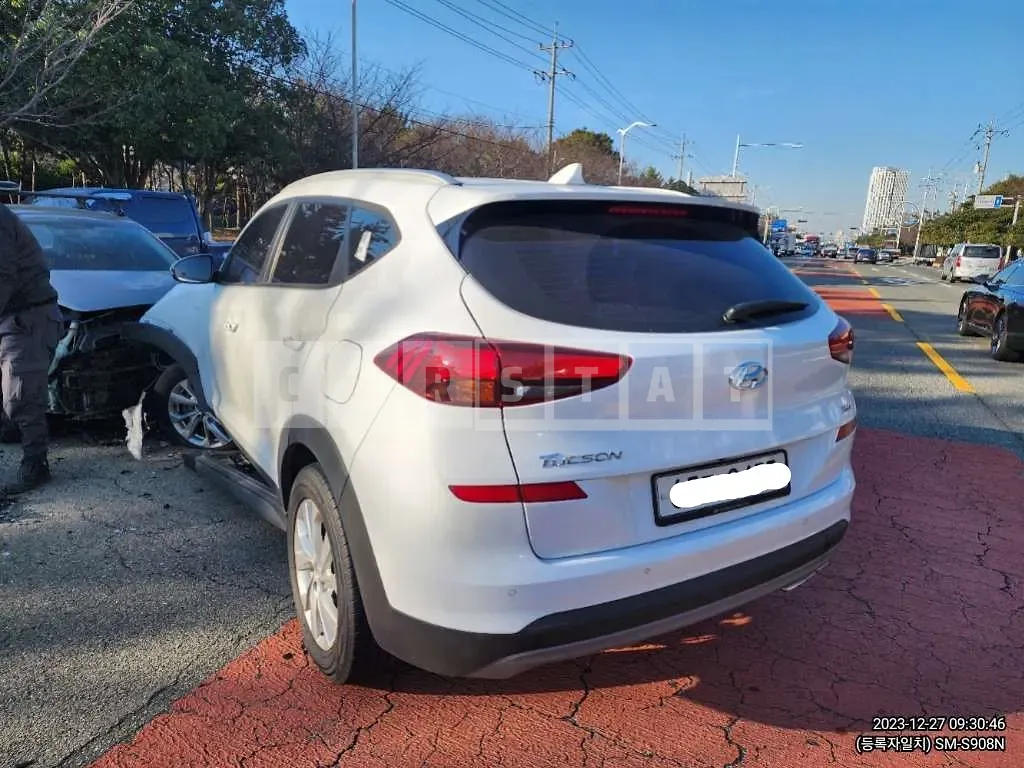 Photo 2 of 4: 2019 Hyundai Tucson, VIN KMHJ3817GKU927665 — Korean insurance auction