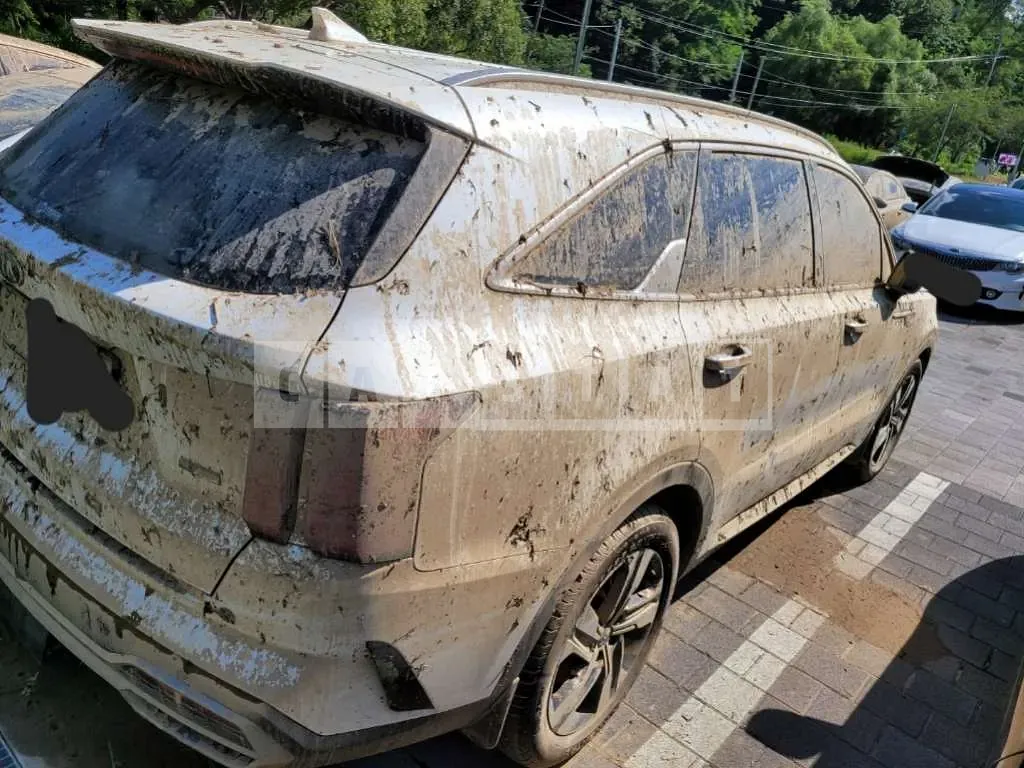 Photo 2 of 4: 2021 Kia Sorento, VIN KNARK81GBMA041859 — Korean insurance auction