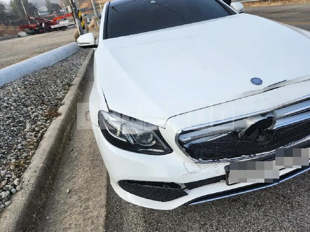 Photo 2 of 6: 2016 Mercedes-Benz E300 4Matic, VIN WDDZF4KB9HA098713 — Korean insurance auction