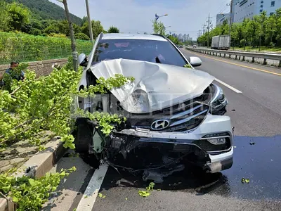 Photo 1 of 10: 2016 Hyundai Santa Fe, VIN KMHSW81UBGU664885 — Korean insurance auction
