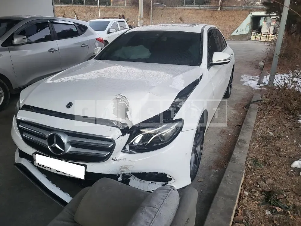 Photo 2 of 8: 2018 Mercedes-Benz E300, VIN WDDZF4JBXKA505317 — Korean insurance auction