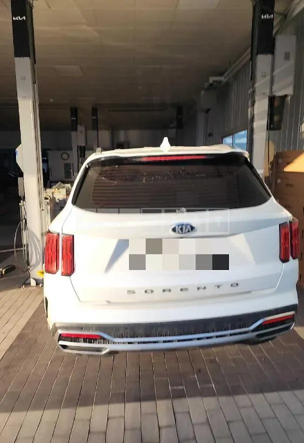 Photo 2 of 19: 2020 Kia Sorento, VIN KNARL81BGMA004322 — Korean insurance auction