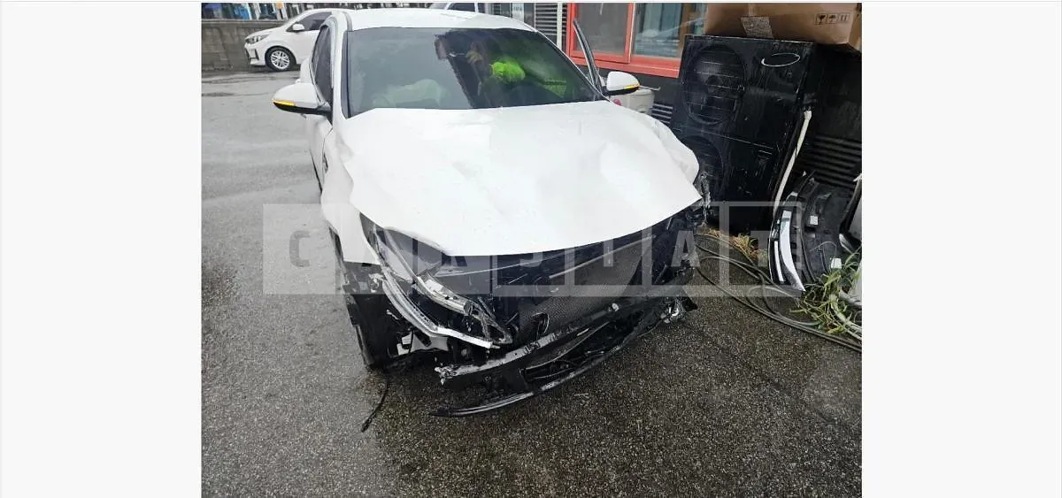 Photo 2 of 16: 2016 Kia K5 — Korean insurance auction