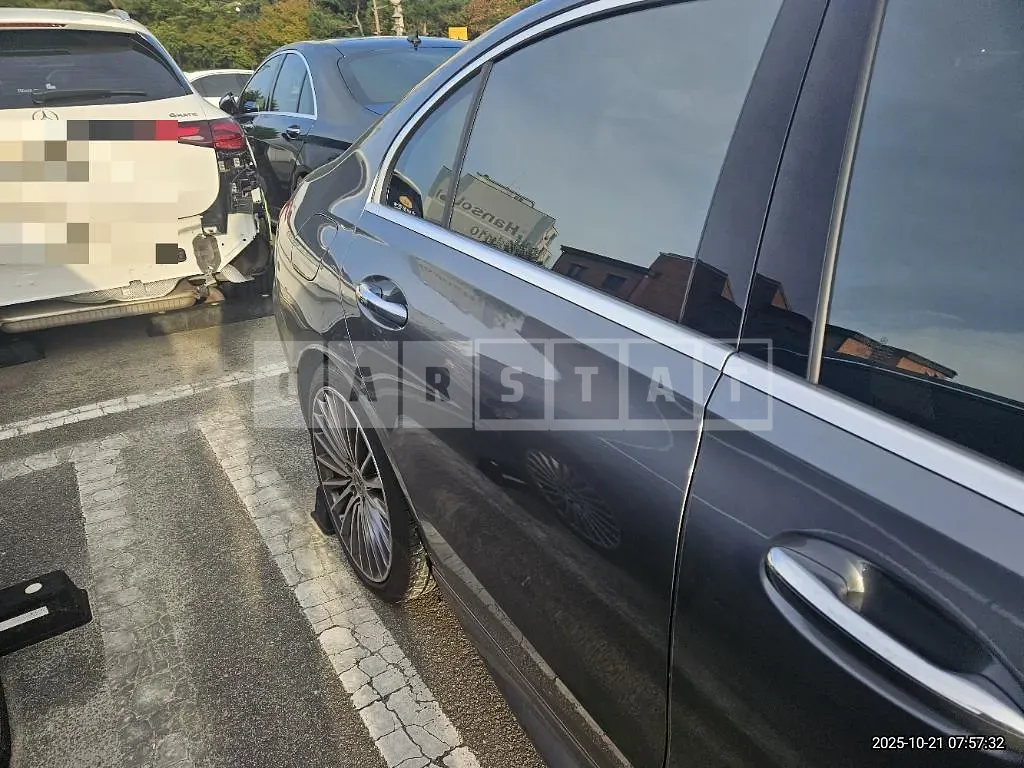 Photo 2 of 27: 2023 Mercedes-Benz C300 4Matic — Korean insurance auction