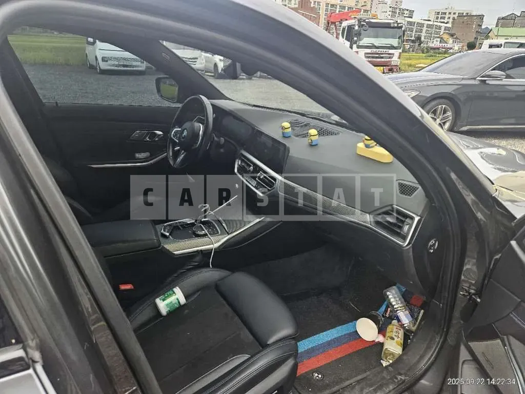 Photo 2 of 24: 2021 BMW 320d — Korean insurance auction