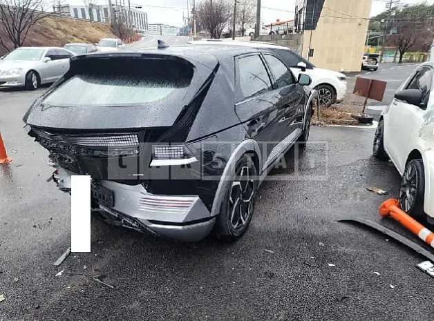 Photo 2 of 42: 2022 Hyundai Modern Ionic 5, VIN KMHKR81CPNU087946 — Korean insurance auction
