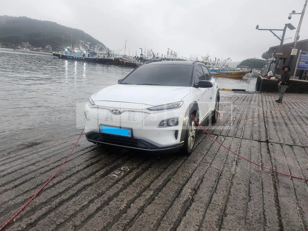Photo 2 of 18: 2019 Hyundai Kona Electric, VIN KMHK381GFKU028152 — Korean insurance auction